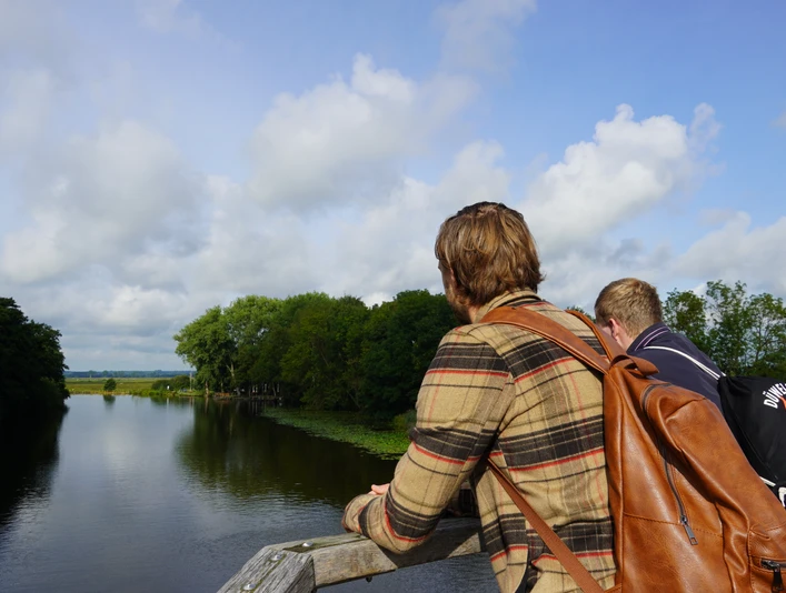 Ausblick von der Brücke mit Knick Zwei junge Männer auf der Brücke mit dem Knick blicken auf die HammeTwo young men on the bridge with the kink look out over the HammeTo unge mænd på broen med knækket kigger ud over HammeTwee jonge mannen op de brug met de knik kijken uit over de Hamme