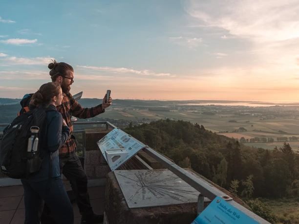 Georg-Viktor-Turm Zwei Wanderer genießen den Sonnenaufgang auf dem Georg-Viktor -Turm am Sauerland-Höhenflug