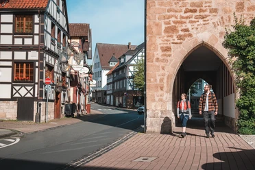 Korbach Zwei Wanderer in der Innenstadt von Korbach
