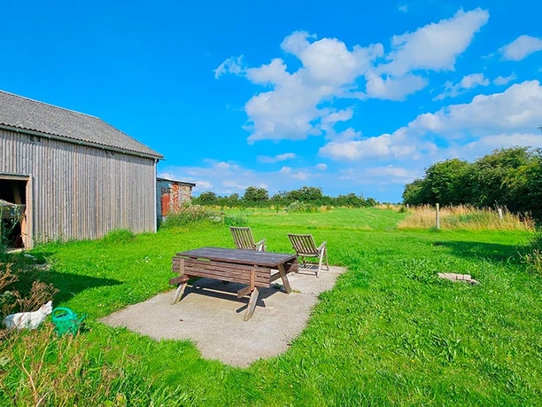 Shelter_Britta-Farm-med-udsigt-til-engen Shelter_Britta-Farm-med-udsigt-til-engen