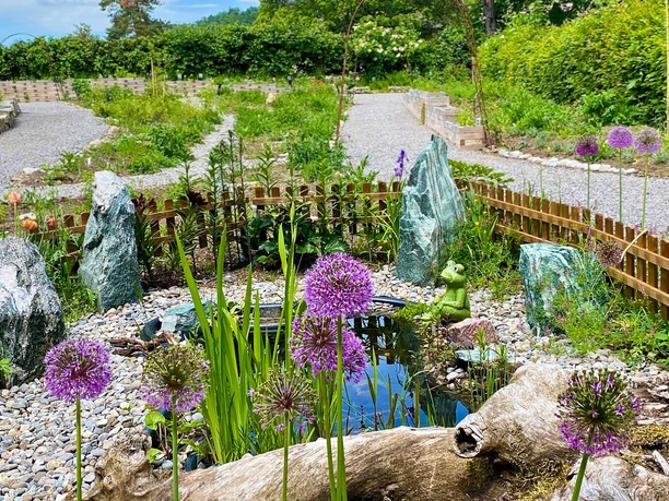 erlebnis-garten-hilterfingen-teich-umgebung.jpg