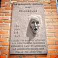 Gedenktafel am Bahnhof Hövelhof Gedenktafel am Hövelhof Bahnhof mit Relief eines schreienden Gesichts erinnert an Kriegsgefangene.