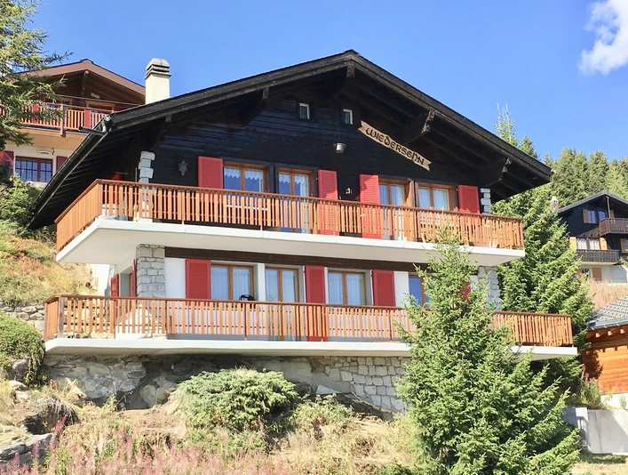 Blick auf das Chalet im Sommer