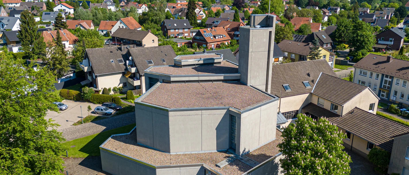 2024-05-13 Katholische Kirche-2.JPG Luftaufnahme der modernen St. Bonifatius Kirche in einem grünen Wohngebiet mit umliegenden Häusern.