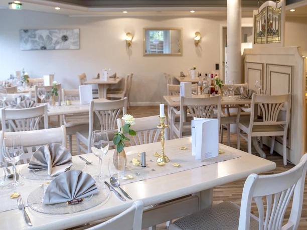 as-restaurant-vital-bad-bevensen-tische-ccbysa-cordula-marienberg.JPG