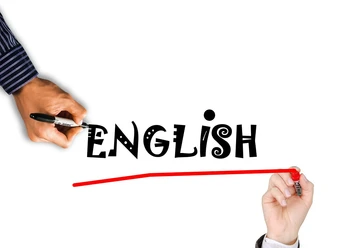 Englischkurs Zwei Hände schreiben das Wort "English" in stilisiertem Schwarz, rote Linie darunter.