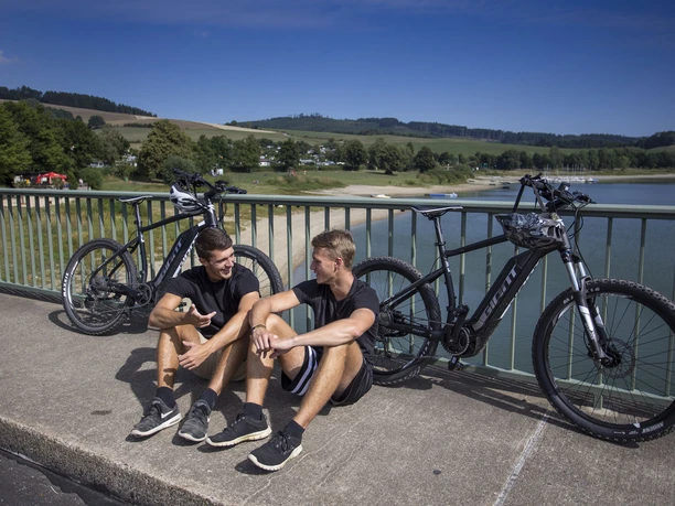 Biker auf Brücke am Diemelsee © Sabrinity.jpg