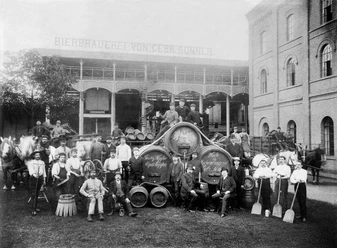 Historie09-Suenner_03b.jpg Historical black and white photograph of the Sünner brewery with beer barrels and working men
