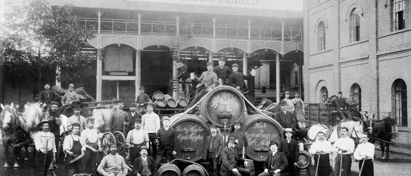 Historie09-Suenner_03b.jpg Historisches schwarz-weiß Bild von der Bierbrauerei Sünner mit Bierfässern und arbeitenden Männern