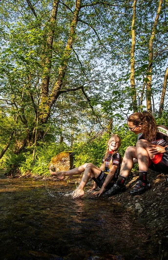 mutter-kind-bach-erfrischung c) sabrinity Sauerland Tourismus.jpg