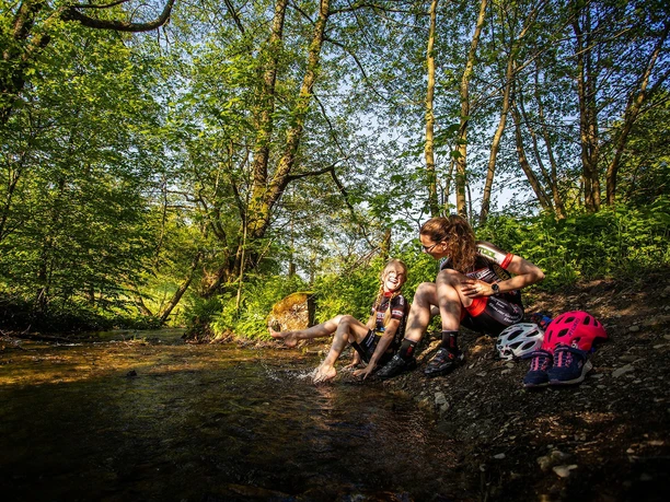 mutter-kind-bach-erfrischung c) sabrinity Sauerland Tourismus.jpg