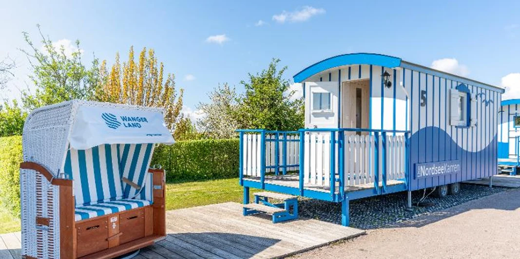 Nordseekarren mit Strandkorb Nordseekarren mit Strandkorb North Sea cart with beach chairVesterhavsvogn med strandstolNoordzeekar met strandstoel