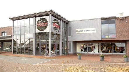 Modehaus-Böckmann.jpg Das moderne Gebäude des Modehauses Böckmann mit seiner Fassade aus Glas und Backstein.