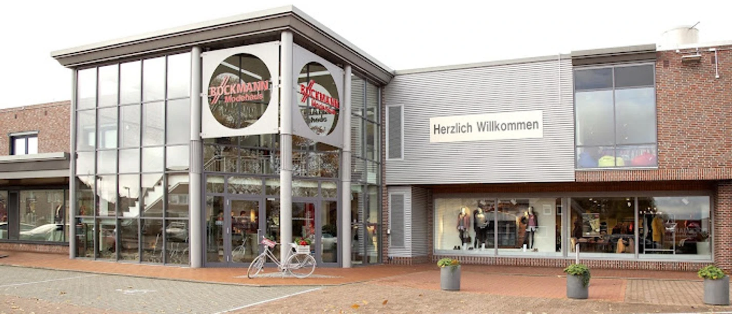 Modehaus-Böckmann.jpg Das moderne Gebäude des Modehauses Böckmann mit seiner Fassade aus Glas und Backstein.
