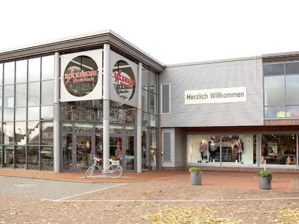 Modehaus-Böckmann.jpg Das moderne Gebäude des Modehauses Böckmann mit seiner Fassade aus Glas und Backstein.