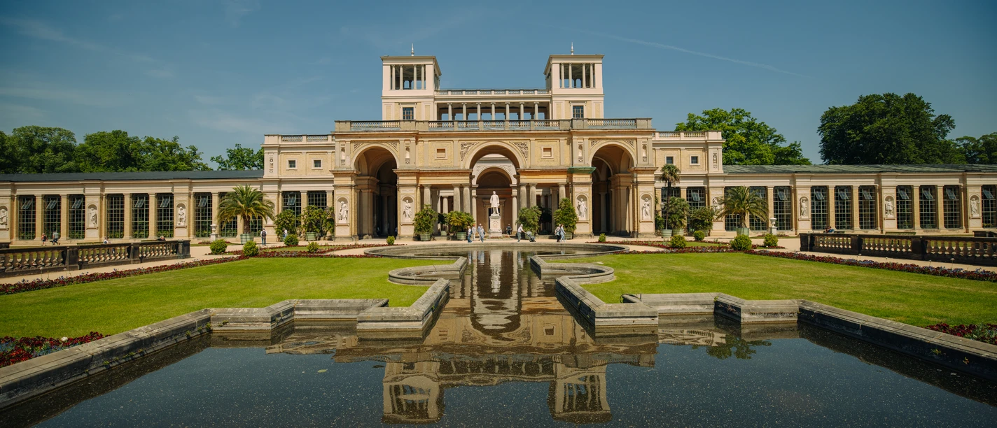 Orangerieschloss 08 (c) PMSG SPSG Julia Nimke.jpg Blick über Wasserbecken und Garten auf das Orangerieschloss im Park Sanssouci