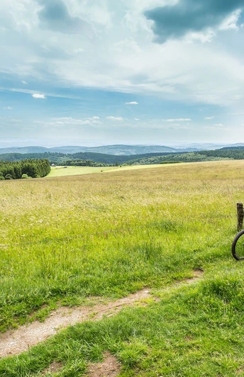 biker-grasweg-aussicht c) Paul Schanze Sauerland Tourismus.jpg