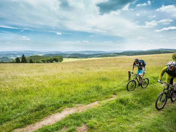 biker-grasweg-aussicht c) Paul Schanze Sauerland Tourismus.jpg