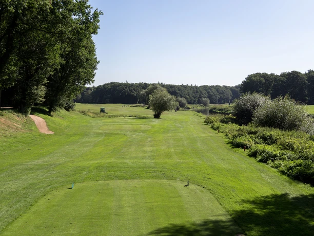 Golfclub Emstal © Emsland Tourismus GmbH (3).JPG Grüne Fairwayfläche des Golfclub Emstal mit Bäumen, Sträuchern und einem schmalen Wasserlauf.