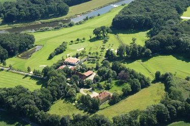 Golfclub Emstal © Emsland Tourismus GmbH (5).jpg Luftaufnahme des weitläufigen Golfclubs Emstal mit gepflegten Fairways, Teich und umgebenden Wäldern.