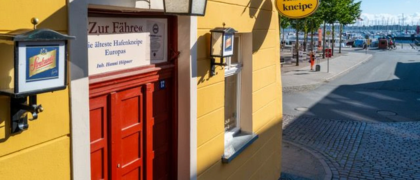 Eingang zur Hafenkneipe "Zur Fähre"