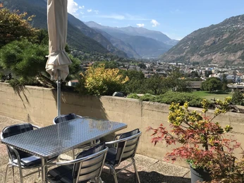 Terassensitzplatz mit Sicht aufs Rhonetal