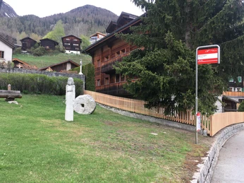 Bushaltestelle vor dem Haus