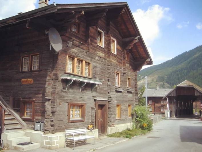 Wohnhaus mit Wohnung im 1.Stock