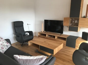 Wohnzimmer mit TV und Bluetooth Box