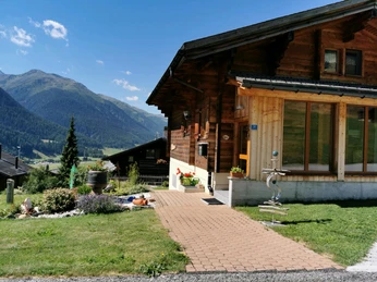 Zugang von der Strasse her