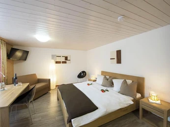 Doppelzimmer mit Mehr- und Bergsicht