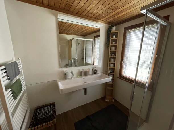 WC mit Dusche, Doppellavabo