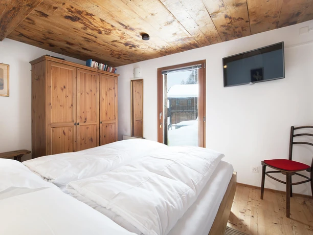Schlafzimmer mit Blick in den pittoresken Dorfkern