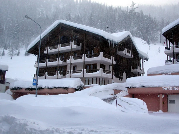 Oberwald Wohnung Kristall, Hausansicht Winter