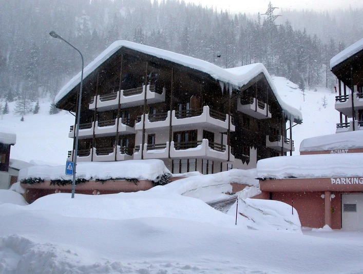 Oberwald Wohnung Kristall, Hausansicht Winter