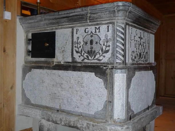 Specksteinofen von 1888 in der Stube