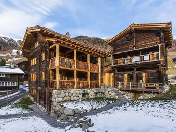 Spycher rechts, Haus mit 2 Wohnungen links