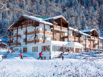 Aussenansicht mit Langlaufloipe