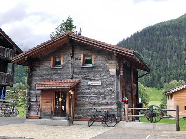 Das "Murmeli" von der Furkastrasse aus