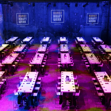 Maschinenhalle meeting room at the event venue Kunstkraftwerk | Leipzig Convention Bureau Maschinenhalle meeting room with banquet style seating at the event venue Kunstkraftwerk – presented by Leipzig Convention Bureau