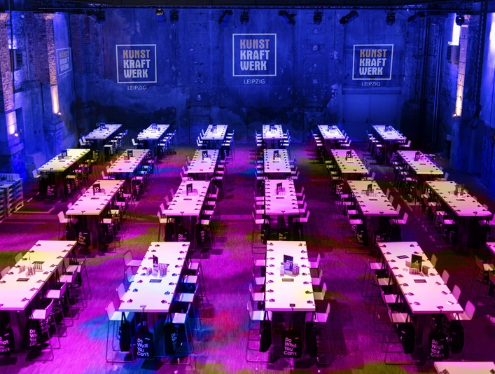 Tagungsraum Maschinenhalle in Bankettbestuhlung in der Eventlocation Kunstkraftwerk | Leipzig Convention Bureau Tagungsraum Maschinenhalle in Bankettbestuhlung in der Eventlocation Kunstkraftwerk – präsentiert vom Leipzig Convention BureauMeeting room Maschinenhalle with banquet seating at the event venue Kunstkraftwerk – presented by the Leipzig Convention BureauKonferenční místnost Maschinenhalle s banketovým posezením v místě konání akce Kunstkraftwerk - předává Lipská kongresová kancelář (Leipzig Convention Bureau)Sala konferencyjna Maschinenhalle z miejscami bankietowymi w miejscu wydarzenia Kunstkraftwerk - prezentowana przez Leipzig Convention BureauConferentieruimte Maschinenhalle met banketzaal in de evenementenlocatie Kunstkraftwerk - aangeboden door Leipzig Convention BureauSala conferenze Maschinenhalle con posti a sedere per banchetti nella location per eventi Kunstkraftwerk - presentata dall'Ufficio Congressi di Lipsia