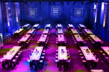 Tagungsraum Maschinenhalle in Bankettbestuhlung in der Eventlocation Kunstkraftwerk – präsentiert vom Leipzig Convention Bureau