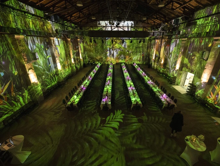 Tagungsraum Maschinenhalle in Blocktafel-Bestuhlung in der Eventlocation Kunstkraftwerk | Leipzig Convention Bureau Tagungsraum Maschinenhalle in Blocktafel-Bestuhlung in der Eventlocation Kunstkraftwerk – präsentiert vom Leipzig Convention BureauMeeting room Maschinenhalle with conference style seating at the event venue Kunstkraftwerk – presented by the Leipzig Convention Bureau