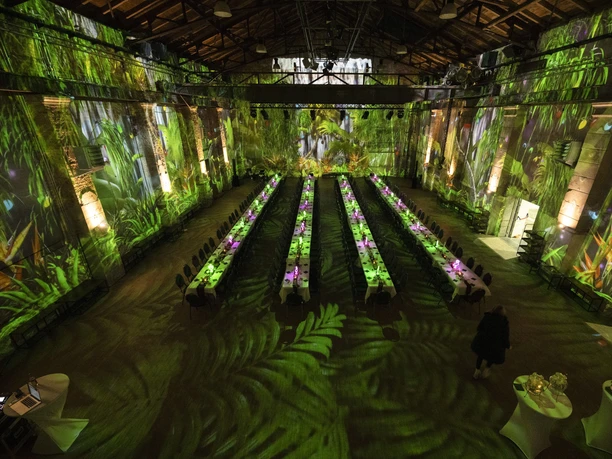 Tagungsraum Maschinenhalle in der Eventlocation Kunstkraftwerk | Leipzig Convention Bureau Tagungsraum Maschinenhalle in Blocktafel-Bestuhlung in der Eventlocation Kunstkraftwerk – präsentiert vom Leipzig Convention Bureau