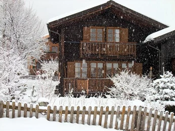 Der erste Schnee umhüllt das Fricker "Hiischi"