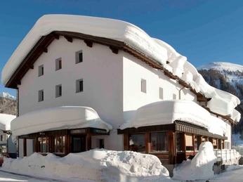 Winteransicht mit Eingangsbereich