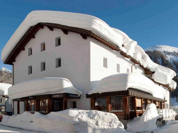 Winteransicht mit Eingangsbereich