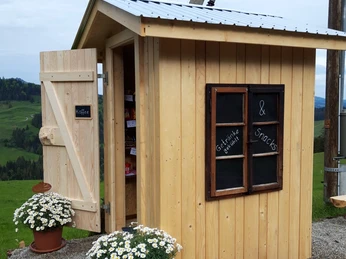 Rustikaler Charme: Der Holz-Hofkiosk