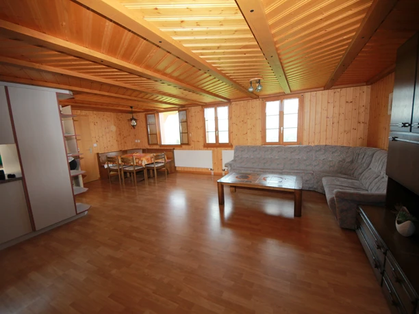 Im Wohnzimmer gibt es reichlich Platz für entspannte Stunden