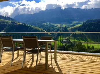 Die schöne Terrasse lädt zum Verweilen ein